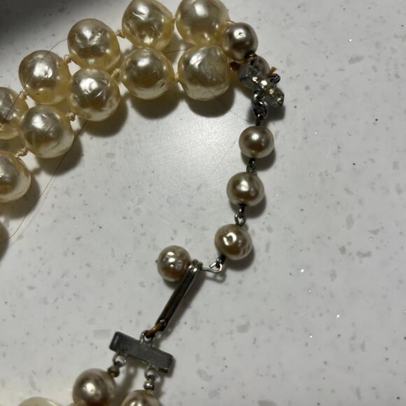 Faux Pearl necklace - Picture 2 of 2